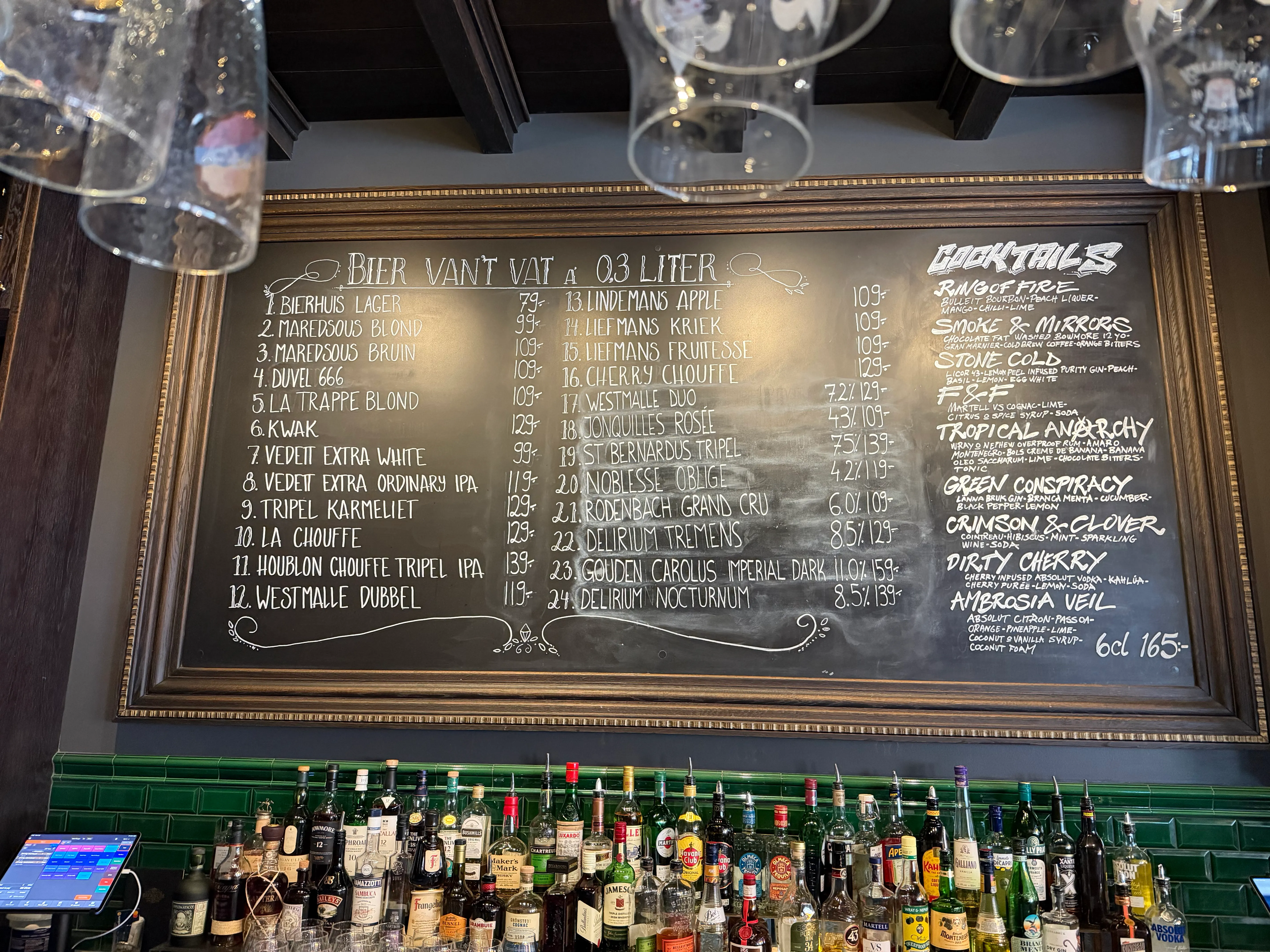 Griffeltavlan över baren på Bierhuis med kvällens 24 fatöl och cocktails